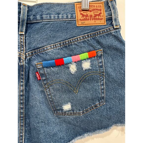 NWOT Levi’s 501 Embroidered Denim Shorts Size 32 - Picture 4 of 7